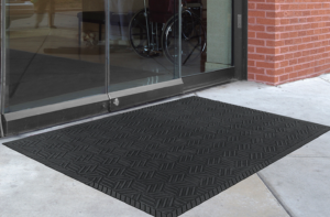 Floor mat in front of entrance